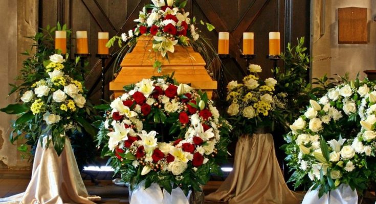 Send the sympathy flowers by using the best options for the funeral wreath